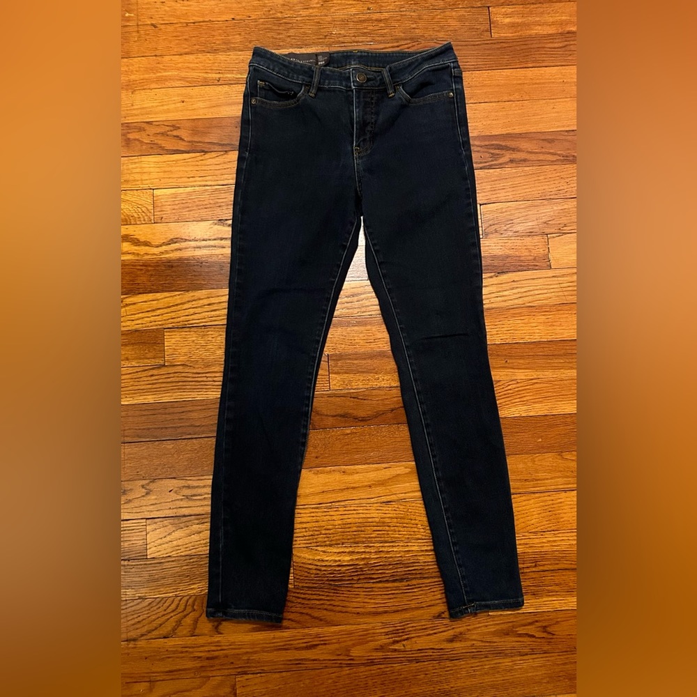 Armani Exchange women’s size 28R dark blue super skinny jeans. EUC